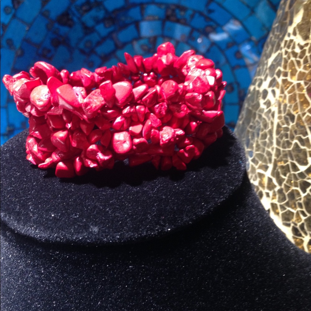 Red stretch bracelet 🌺 - Picture 2 of 4